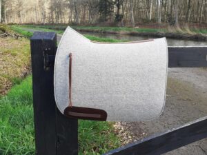 Tapis de selle de randonnée en feutre de laine naturelle, fabrication Dollé