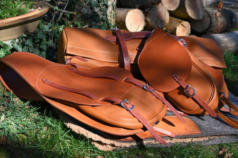 Ensemble Tapis Fontes Sacoches Charvin Dollé couleur Gold